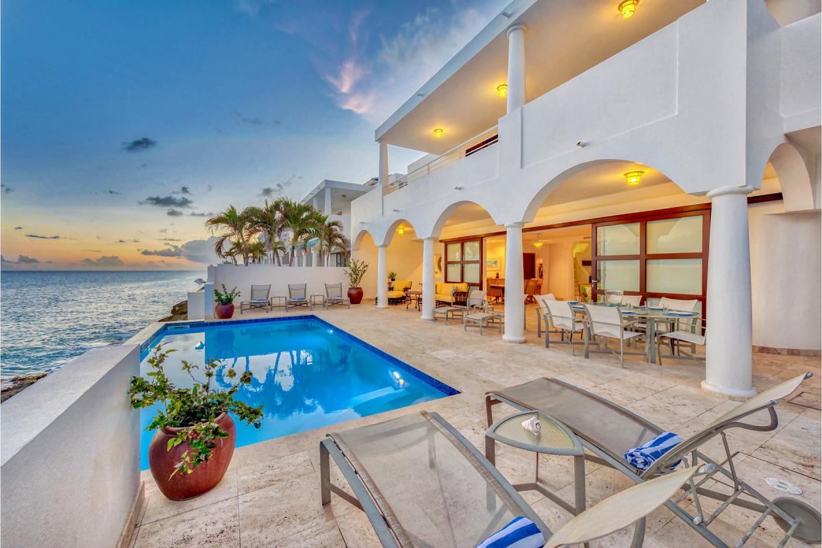 Pool Villa St Martin - Evening around the pool